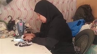 حكاية سيدة مكافحة.. أم عماد تعمل على ماكينة خياطة للإنفاق على أبنائها: عمري ما احتاجت لحد