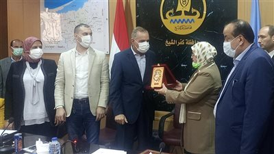 محافظ كفر الشيخ يكرم وكيل التعليم لبلوغها سن التقاعد القانوني | صور 