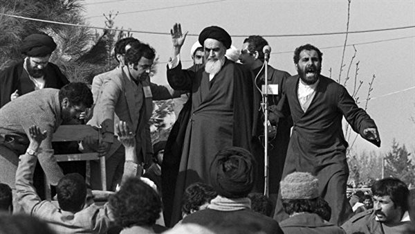 الخميني وسط الثائرين