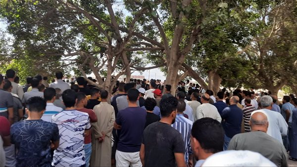 الآلاف يشيعون جثمان