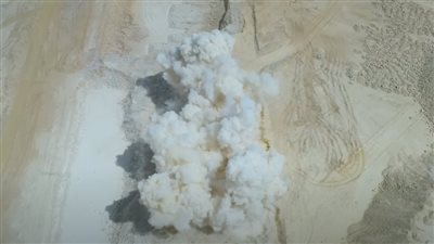 أعمال نسف جسر صحراوي لتنفيذ القطار الكهربائي السريع 