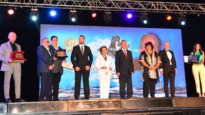 المخرج محمد عبد العزيز يتسلم التكريم عن شقيقه في افتتاح مهرجان الإسكندرية والتلمساني يغيب