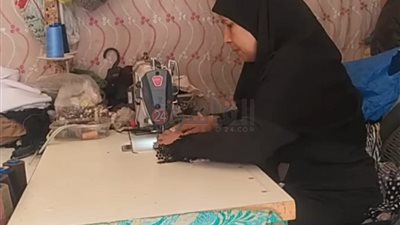 حكاية سيدة مصرية مكافحة.. أم عماد تعمل على ماكينة خياطة لتربية أبنائها | فيديو