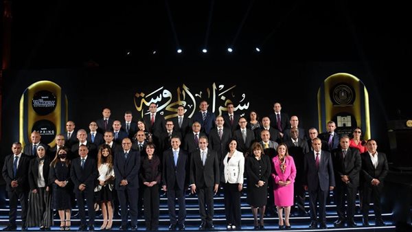 وزير السياحة يعقد