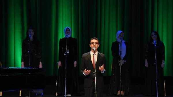 حفلًا فنيًا لطلاب