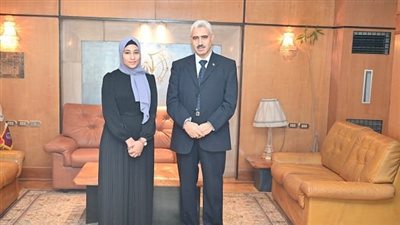 رئيس جامعة الفيوم يُكرّم لبنى صالح وأميرة شعبان لتفوقهما العلمي وتحديهما لـ الأمية | صور