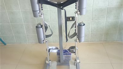 ابتكار بدلة مبرمجة لعلاج مرضى ضمور العضلات والشلل بالمنيا | صور