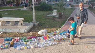 عم توفيق.. يبيع البخت للأطفال منذ 15 عامًا ببورسعيد: الأرزاق على الله تكسب موبايل أو لعبة أو فلوس | صور وفيديو