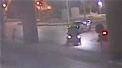 لحظة دهس سيدة أسفل عجلات سيارة بـ جسر السويس وهروب قائدها │ فيديو