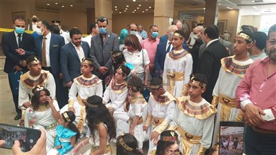 بالزي الفرعوني.. الأقصر تحتفل باليوم العالمي للسياحة بمعابد الكرنك | صور وفيديو