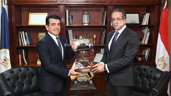 وزير السياحة ومدير