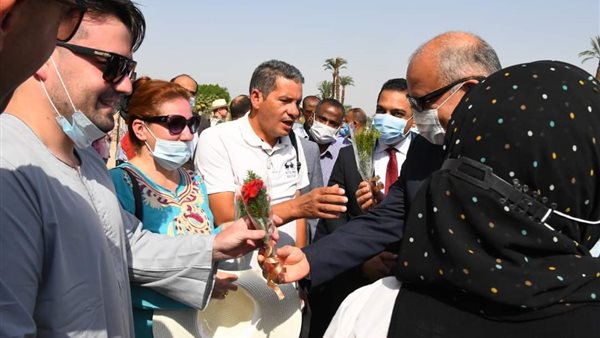 محافظ قنا يهدي الورود