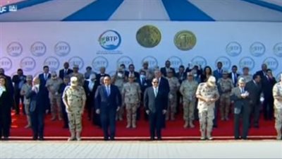 السيسي يلتقط صورة تذكارية مع المشاركين في افتتاح محطة معالجة مياه مصرف بحر البقر