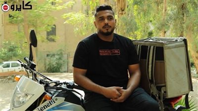 يحلم بـ سوبر ستار.. قصة طالب بكلية الهندسة احترف الغناء ويعمل دليفيري 