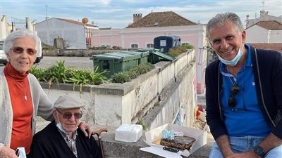 مدرب منتخب مصر يحتفل بعيد ميلاد والده الـ94 