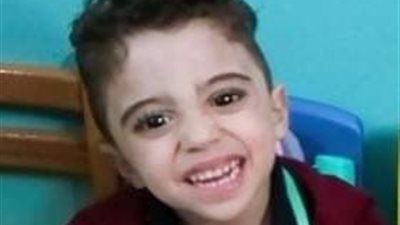 نفسي السيسي يدخل مرضى الدوشين في المبادرة.. أب يستغيث لعلاج طفله المصاب بالضمور العضلي │ صور