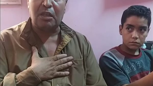 الأب عماد موسى وطفله