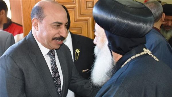 محافظ أسوان والانبا