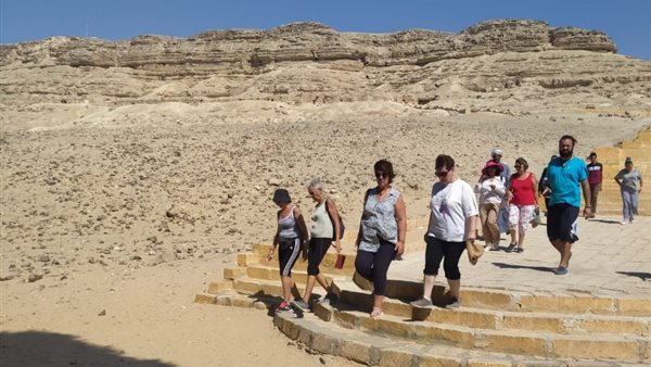 وفد سياحي يزور آثار