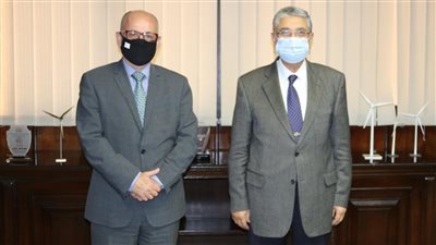 وزير الكهرباء يجتمع مع سفير قبرص بالقاهرة لمتابعة مشروع الربط الكهربائى بين البلدين