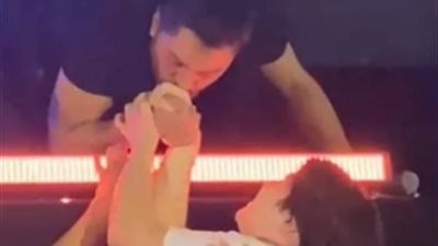 ليست المرة الأولى.. تامر حسني يُقبل يد طفل من ذوي الهمم | صور