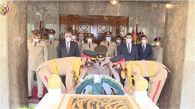 وزير الدفاع يضع إكليلًا من الورود على قبر جمال عبد الناصر: هذه الذكرى ستظل نموذجًا فريدًا تحتذى به الأجيال القادمة