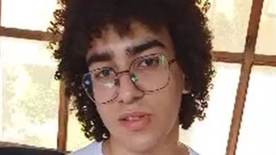 طالب بالدقهلية يدرس الطب ويهوى الرسم من خلال النقاط المتصلة أو الشخبطة