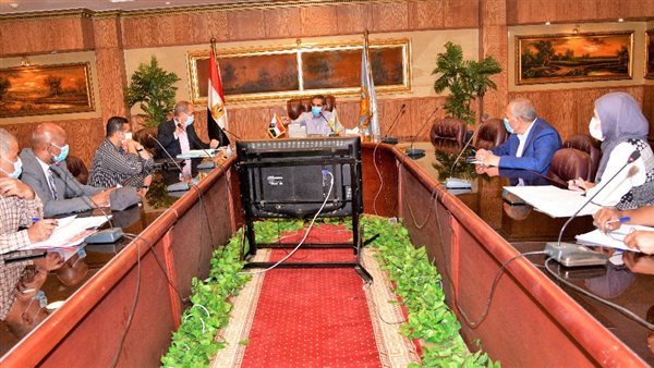 جانب من اجتماع محافظ