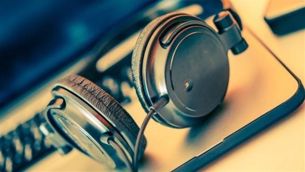 سماع الأغاني