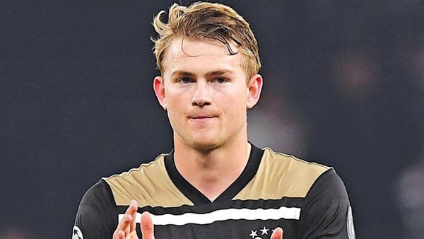 ماتياس دي ليخت مدافع