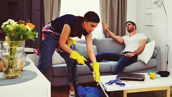 خدمة الزوجة لزوجها