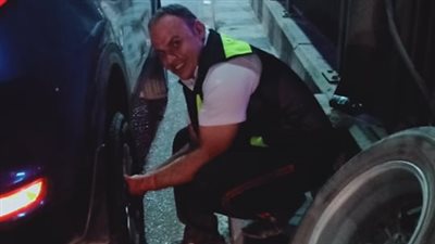 الشرطة في خدمة الشعب.. سيدة توثق مساعدة شُرطيّ لها على الطريق: حبيت أظهر شهامتهم