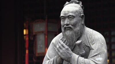 حكيم الصين كونفوشيوس.. حاربوه في حياته وأحرقوا كتبه بعد وفاته