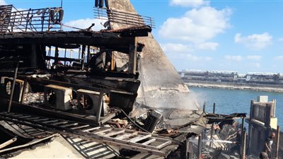 لمنع اشتعال النيران مجددًا.. بدء عملية التبريد بموقع حريق مطاعم جليم في الإسكندرية