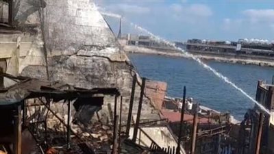 بعد نجاحها في السيطرة على الحريق.. الحماية المدنية تبدأ عمليات التبريد بمطاعم جليم بالإسكندرية 
