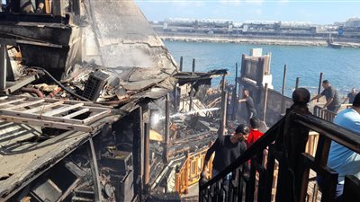 الأدلة الجنائية تعاين موقع حريق 4 مطاعم بجليم شرق الإسكندرية