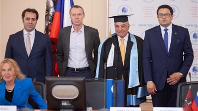 زاهي حواس يحصل على الدكتوراة الفخرية من جامعة روسيا للعلوم الإنسانية | صور