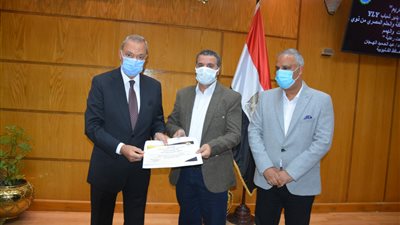 محافظ القليوبية يكرم عددًا من المتميزين بـ مديرية الشباب والرياضة | صور