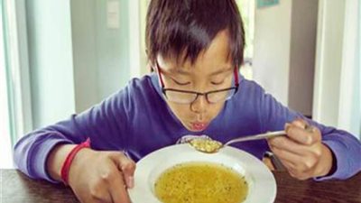 بين الحرام والمكروه.. ما حكم النفخ في الطعام؟