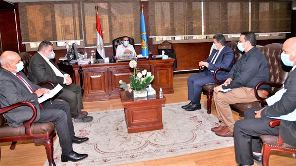 محافظ الغربية يناقش