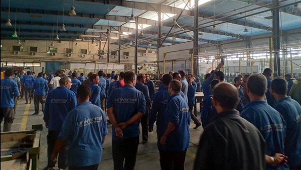 عمال مصنع يونيفرسال