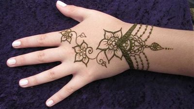 تبدأ من 5 جنيهات.. سودانية تبدع في الرسم بالحناء بـ ميادين مصر