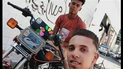 ذهبا لدفن صديقهما فلحقا به.. ليلة حزينة في الفيوم بعد مصرع شابين إثر حادث اصطدام موتوسيكل بجرار|صور