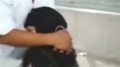 طبيب يطرد مصابة بجلطة من عيادة خاصة ببورسعيد.. وابنتها تصرخ: فين الرحمة | فيديو