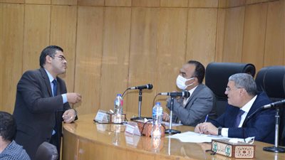 محافظ المنيا يتابع نسب تنفيذ مشروعات حياة كريمة