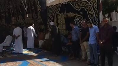 خيمة فرحه تحولت إلى سرادق عزائه.. الأهالي يقدمون العزاء في عريس البحيرة