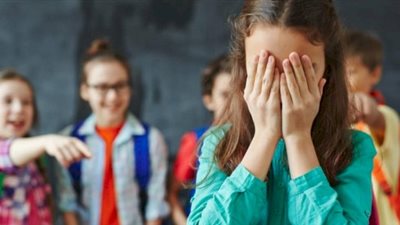 العنصرية والتنمر.. أولياء الأمور يروون أكثر الأمور التي تؤثر على نفسية أبنائهم داخل المدارس