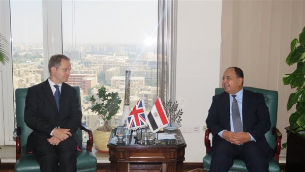 وزير المالية مع سفير