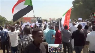 الشرطة السودانية تفرق محتجين بالغاز المسيل للدموع في شارع القصر 