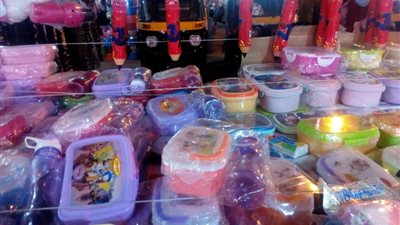 اللانش بوكس والزمزمية.. مستلزمات مدرسية بطعم الموت تغزو الأسواق قبل بدء الدراسة